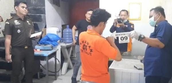Rekonstruksi Kasus Pembunuhan di Makassar, Suami Gorok Leher Istri hingga Tewas
