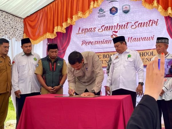 Raih Akreditasi A, Uji Nurdin Beri Bantuan Pembangunan Asrama Pesantren An-Nawawi