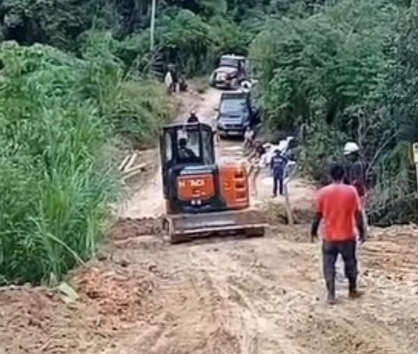 Pemprov Sulbar Rehab Jalan di Dusun Kalausu Ulumanda Majene