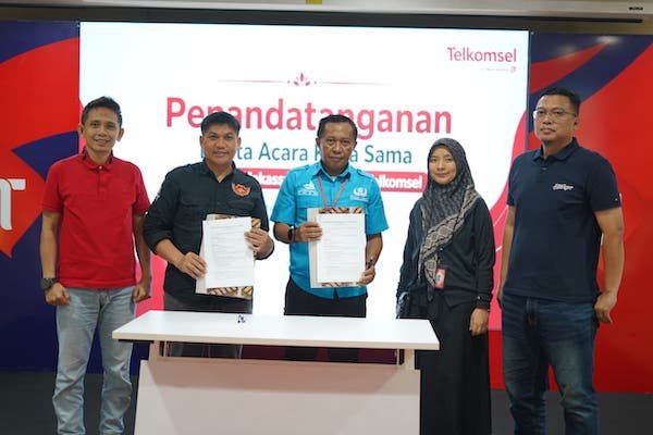 Komitmen Majukan Prestasi Olahraga Pelajar, Telkomsel Dukung Tim Futsal SMAN 8 Makassar