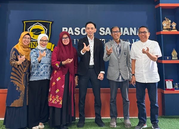 Pimpinan Cabang Bank Mandiri Pontianak Jalani Ujian Tesis di Unifa, Ini yang Dikaji!