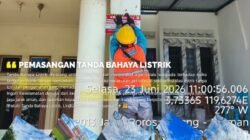 Tingkatkan Kewaspadaan Warga, PLN ULP Pekkabata Pasang Tanda Bahaya Listrik di Area Jaringan