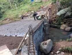 Kodim 1409/Gowa Kebut Pembangunan Jembatan Armco di Tombolopao