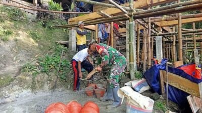 Babinsa Saluputti Gotong Royong Bantu Warga Bangun Fondasi Rumah di Tana Toraja