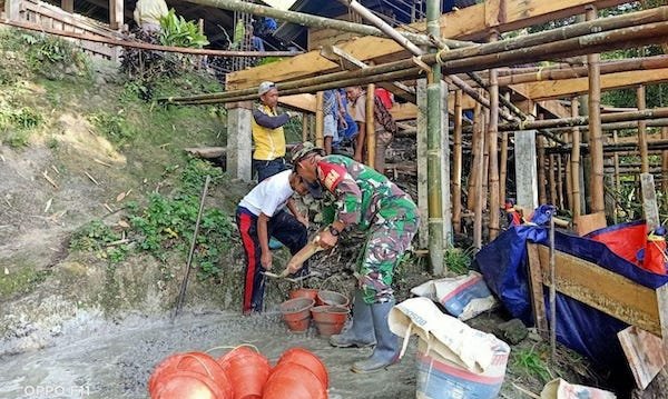 Babinsa Saluputti Gotong Royong Bantu Warga Bangun Fondasi Rumah di Tana Toraja