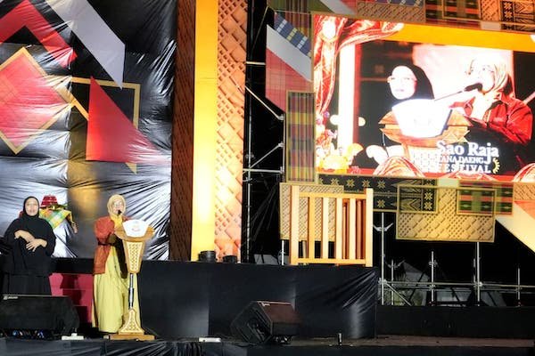 Aliyah Ajak Warga Lestarikan Budaya saat Buka Sao Raja Tana Daeng Festival 2026