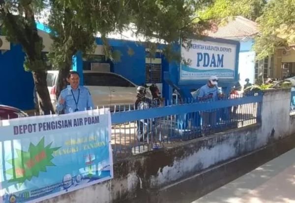 Musim Kemarau Panjang Landa Kawasan Pesisir, PDAM Jeneponto Salurkan Bantuan Air Bersih