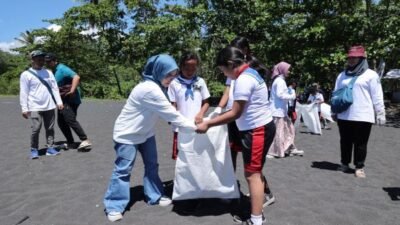 Lindungi Ekosistem Laut, Pertamina Trans Kontinental Gelar Bersih Pantai di Bitung