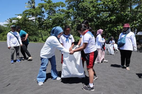 Lindungi Ekosistem Laut, Pertamina Trans Kontinental Gelar Bersih Pantai di Bitung