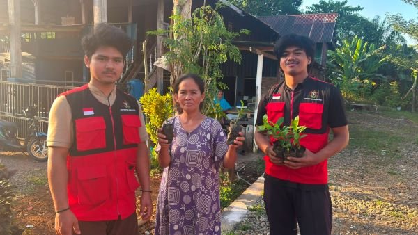 Mahasiswa KKN Unhas Tanam 116 Bibit Pohon Produktif di Maros