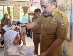Dukung Pendidikan, Bupati Jeneponto Bagikan Seragam Gratis ke Siswa SD