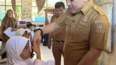 Dukung Pendidikan, Bupati Jeneponto Bagikan Seragam Gratis ke Siswa SD