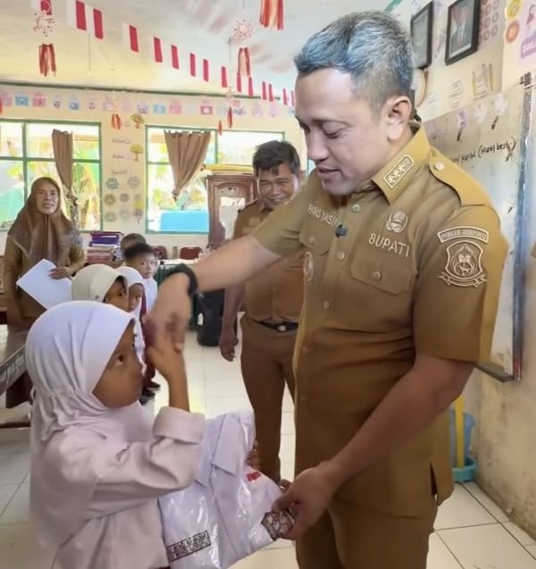 Dukung Pendidikan, Bupati Jeneponto Bagikan Seragam Gratis ke Siswa SD