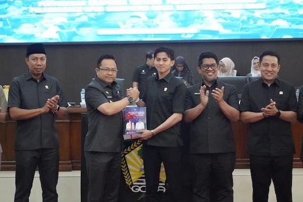 Hadiri Rapat Paripurna DPRD, Wabup Gowa Serahkan Ranperda Pertanggungjawaban APBD 2025