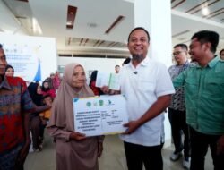 Gubernur Sulsel Serahkan Ganti Rugi Rp17,5 Miliar Pembebasan Lahan Runway Bandara Bua