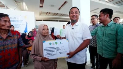 Gubernur Sulsel Serahkan Ganti Rugi Rp17,5 Miliar Pembebasan Lahan Runway Bandara Bua
