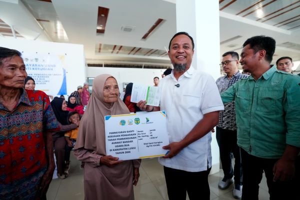Gubernur Sulsel Serahkan Ganti Rugi Rp17,5 Miliar Pembebasan Lahan Runway Bandara Bua