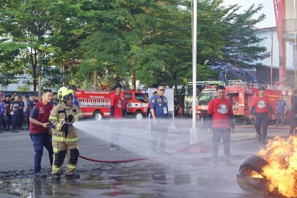 Damkarmat Makassar Luncurkan Api Bahari Perkuat Kesiapsiagaan Warga Pulau