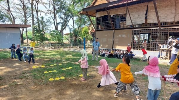 Meriahkan Hari Anak Nasional, Sekolah Alam Bosowa Gelar Festival Permainan Tradisional