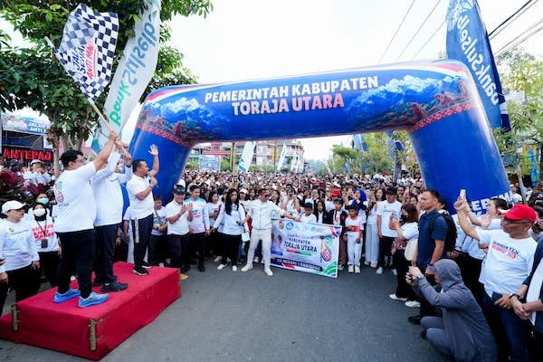 Gubernur Sulsel Lepas Ribuan Peserta Jalan Sehat Anti Mager Toraja Utara