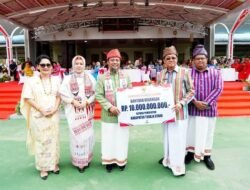 Gubernur Sulsel Serahkan Bantuan Keuangan Rp10 Miliar di Hari Jadi Toraja Utara