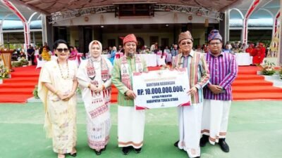 Gubernur Sulsel Serahkan Bantuan Keuangan Rp10 Miliar di Hari Jadi Toraja Utara