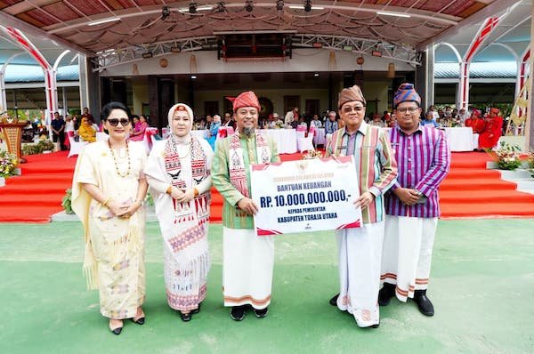 Gubernur Sulsel Serahkan Bantuan Keuangan Rp10 Miliar di Hari Jadi Toraja Utara