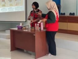 KKN Unhas Ajarkan Warga Olah Feses Sapi jadi Pupuk Kompos di Maros