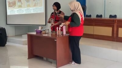 KKN Unhas Ajarkan Warga Olah Feses Sapi jadi Pupuk Kompos di Maros