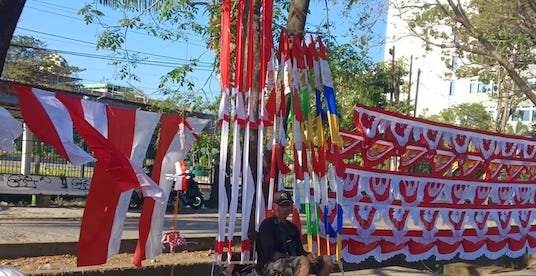 Jelang HUT RI, Penjual Umbul-Umbul 17 Agustus Mulai Ramai di Makassar