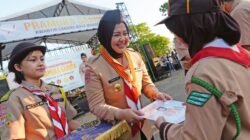 Fatmawati Rusdi Kukuhkan 241 Pramuka Garuda Kwarcab Makassar di Pantai Akkarena