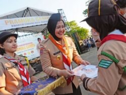 Fatmawati Rusdi Kukuhkan 241 Pramuka Garuda Kwarcab Makassar di Pantai Akkarena
