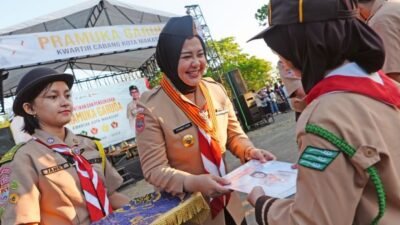 Fatmawati Rusdi Kukuhkan 241 Pramuka Garuda Kwarcab Makassar di Pantai Akkarena