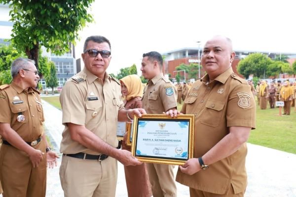 Bupati Andi Utta Beri Penghargaan Tiga OPD Berprestasi di Bulukumba