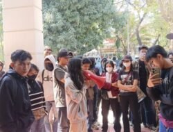 Warga Bara-Baraya Kecewa Gedung DPRD Makassar Sepi saat Aksi Aspirasi