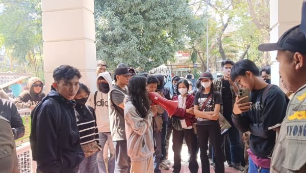 Warga Bara-Baraya Kecewa Gedung DPRD Makassar Sepi saat Aksi Aspirasi