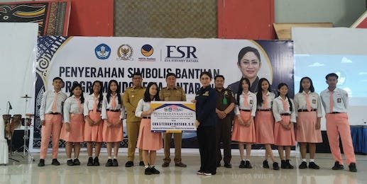 Eva Stevani Rataba Serahkan PIP 2026 untuk Pelajar di Toraja Utara