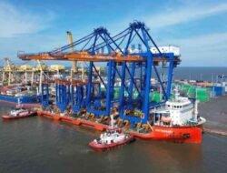 Dukung Modernisasi Pelabuhan, Pelindo Marine Kawal Kedatangan QCC dan RTG Baru