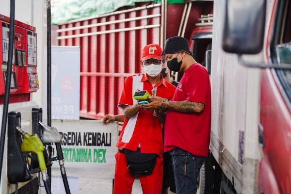 Urai Antrean, Pertamina Operasikan Terminal Makassar 24 Jam dan Mobil Tangki Ekstra