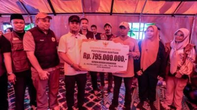 Kunjungi Korban Kebakaran di Tallo Makassar, Gubernur Sulsel Serahkan Bantuan Rp795 Juta