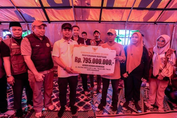 Kunjungi Korban Kebakaran di Tallo Makassar, Gubernur Sulsel Serahkan Bantuan Rp795 Juta