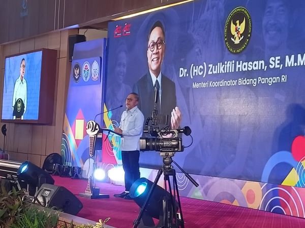 Zulhas Ancam Gubernur Ambil Alih Jika Sampah Makassar Tak Tuntas Dua Pekan
