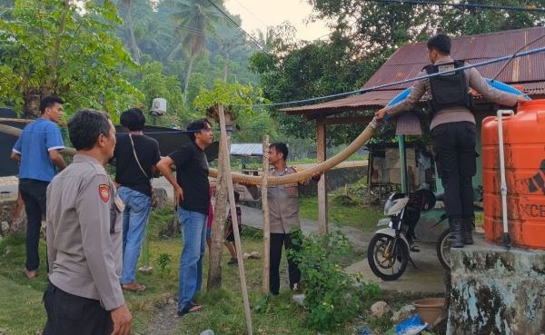 Polresta Mamuju Salurkan Bantuan Air Bersih Warga Terdampak El Nino