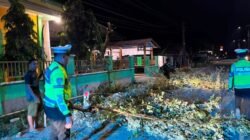 Polantas Polda Sulbar Bersihkan Ranting Pohon demi Keselamatan Pengguna Jalan