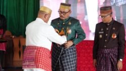 Gubernur Sulbar Terima Penghargaan dari Pemangku Adat Arajang Balanipa Mandar