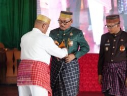 Gubernur Sulbar Terima Penghargaan dari Pemangku Adat Arajang Balanipa Mandar