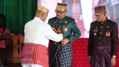 Gubernur Sulbar Terima Penghargaan dari Pemangku Adat Arajang Balanipa Mandar