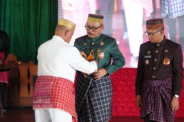 Gubernur Sulbar Terima Penghargaan dari Pemangku Adat Arajang Balanipa Mandar