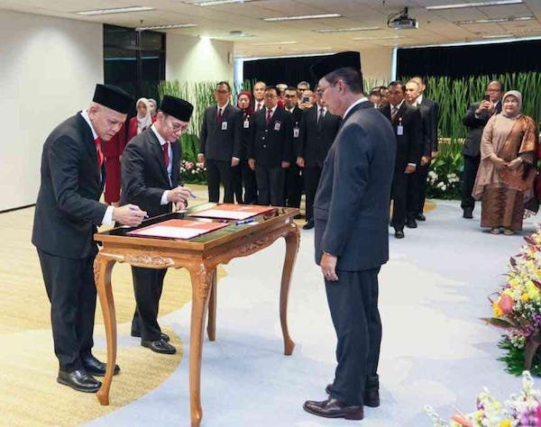 OJK Lantik Dua Pejabat Pimpinan, Dorong Penguatan Organisasi dan Kinerja