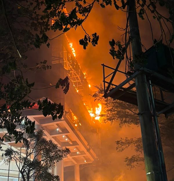 Mall Nipah Makassar Terbakar, Api Diduga dari Korsleting Neon Box